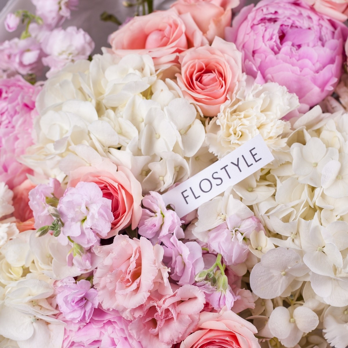 buket s gortenziej i pionami 13